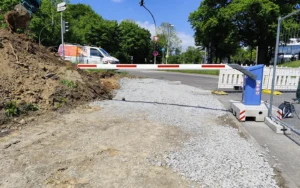 Mehr über den Artikel erfahren Mobile Schrankenanlage sichert die Zufahrt zu einer Baustelle