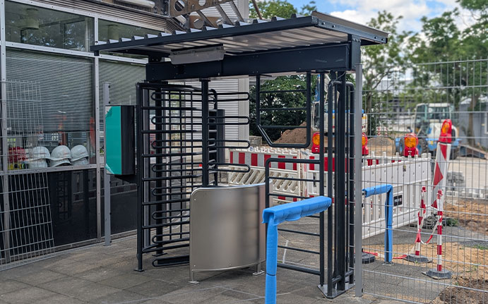 Drehkreuz mit Fahrradtür für den Perimeterschutz eines Industrieunternehmens