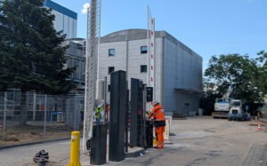 Mehr über den Artikel erfahren Neue Schrankenanlagen mit LKW- und PKW-Terminal für Industrieunternehmen in Köln-Chorweiler in Betrieb genommen